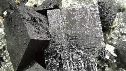 Este material "perovskita" que se encuentra en lo profundo de la Tierra podría ser la clave de las comunicaciones y la computación de ultra-alta velocidad.