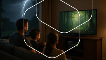 Cómo proteger tus equipos eléctricos en temporada de lluvias con UPS y reguladores