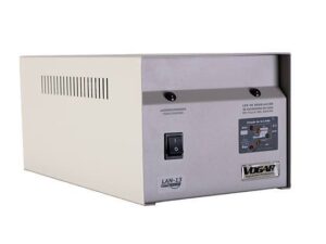 Regulador marca Vogar Monofásico con capacidad de 2 KVA, serie LAN-12. Proporcionan una protección eléctrica integral contra las variaciones de volaje.